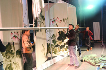 甘肅秦腔藝術(shù)劇完成“2015舞臺(tái)精品惠百姓演出年”布景裝臺(tái)