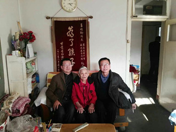 甘肅演藝集團藝術(shù)總監(jiān)胡豫川、甘肅秦腔藝術(shù)劇院副總經(jīng)理馬臨軍等慰問甘肅秦腔藝術(shù)劇院部分離退休老同志