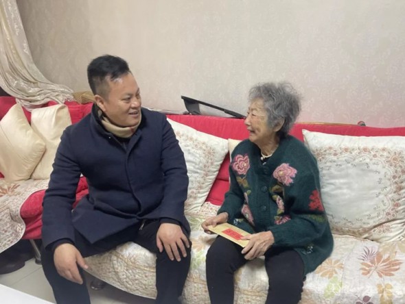 甘肅演藝集團黨委副書記、監(jiān)事會主席、藝術(shù)總監(jiān)龍富國一行赴話劇院慰問離退休老藝術(shù)家