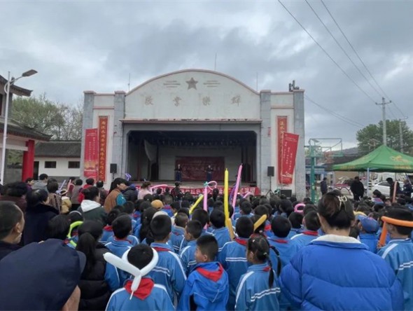 “三抓三促”行動(dòng)進(jìn)行時(shí)——甘肅演藝集團(tuán)敦煌藝術(shù)團(tuán)在隴南開展省級(jí)政府購買惠民演出活動(dòng)