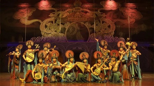 【演出盛況】中國(guó)經(jīng)典舞劇《絲路花雨》首演火爆，紀(jì)念票、文創(chuàng)產(chǎn)品、讀者書(shū)籍同步亮相，今晚精彩繼續(xù)！